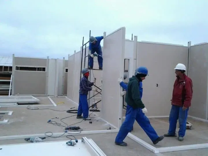 افضل تركيب ساندوتش بانل لبناء الملاحق والغرف في شمال جدة: