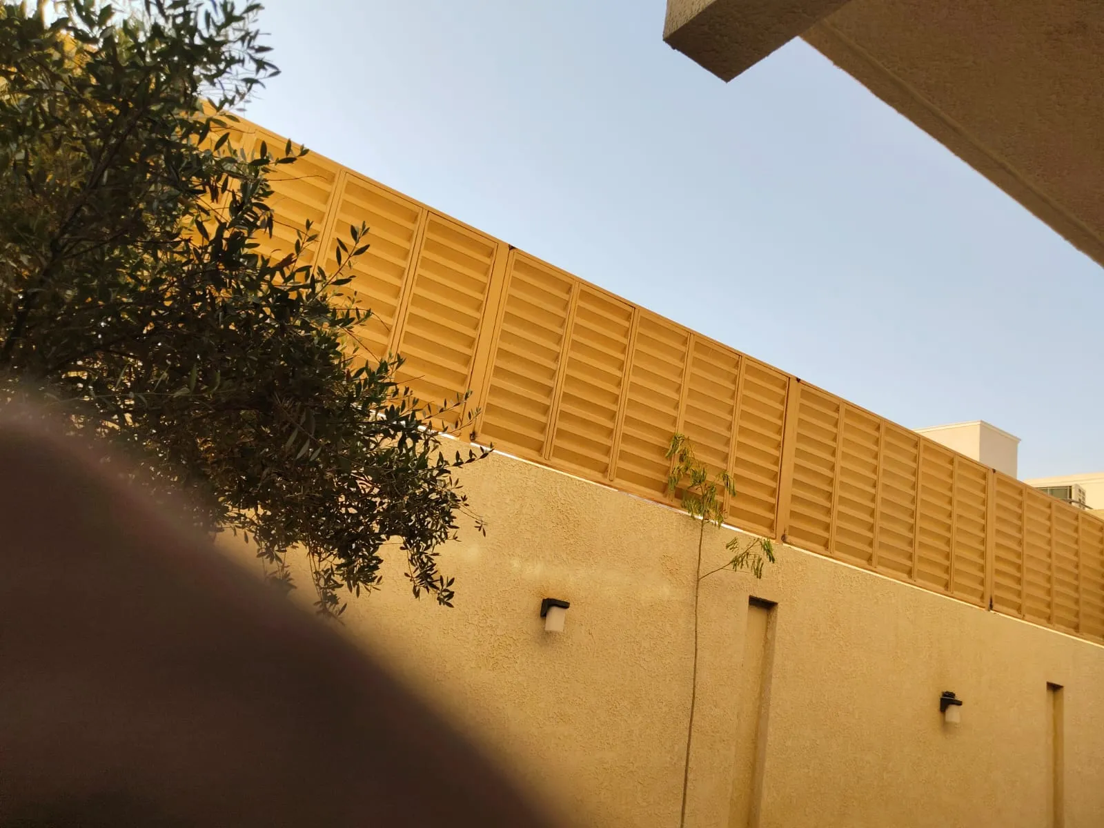 تركيب مظلات وسواتر في حي قويزة 