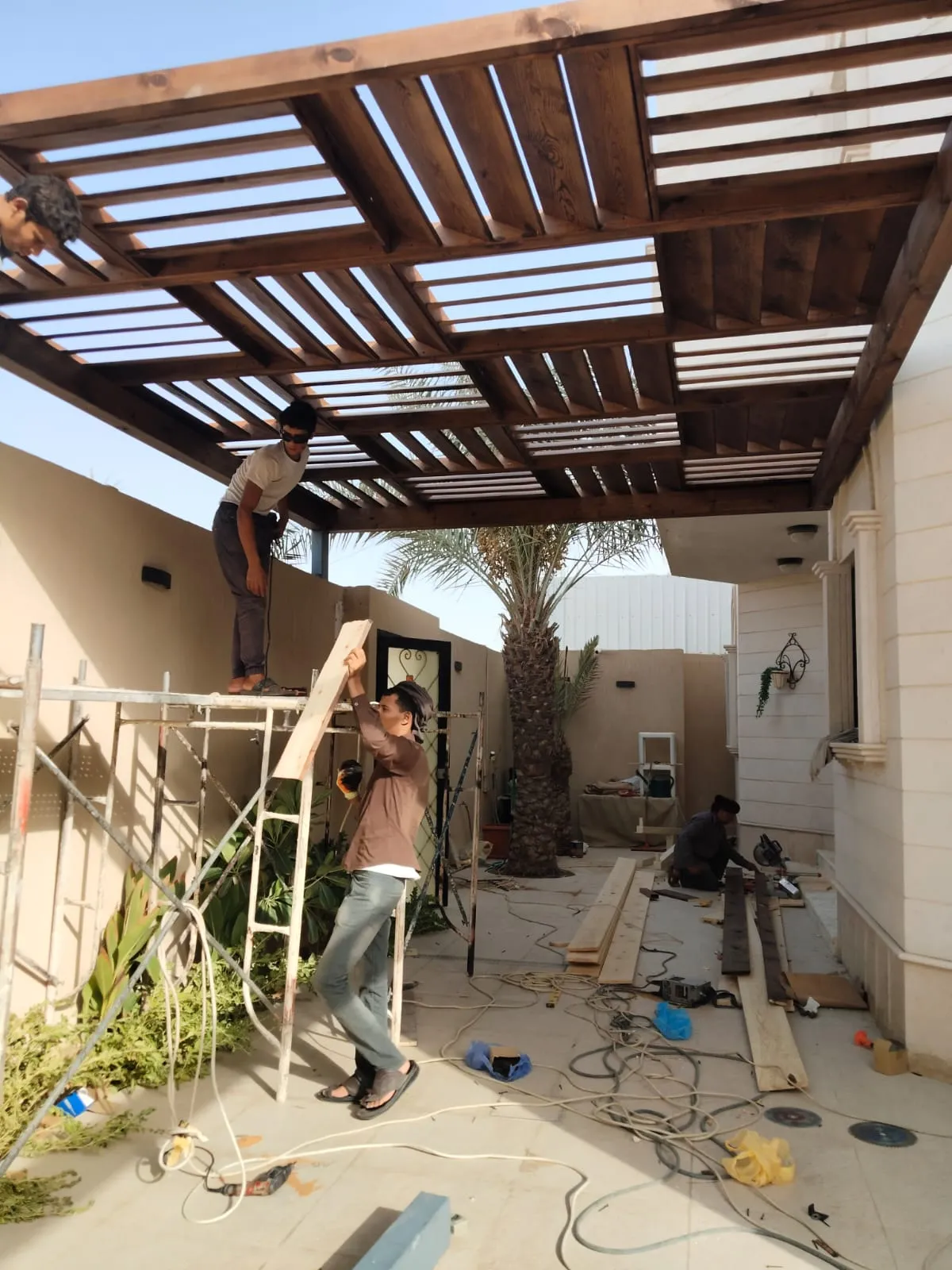 تركيب مظلات خشبية وحديدية حي الصالحية