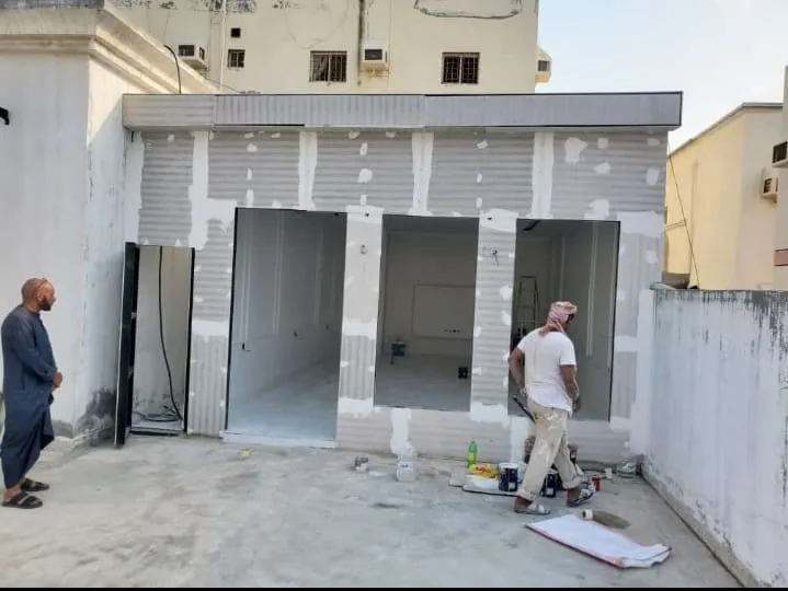 مقاول بناء ملاحق ساندوتش بانل في حي طيبه بجدة 