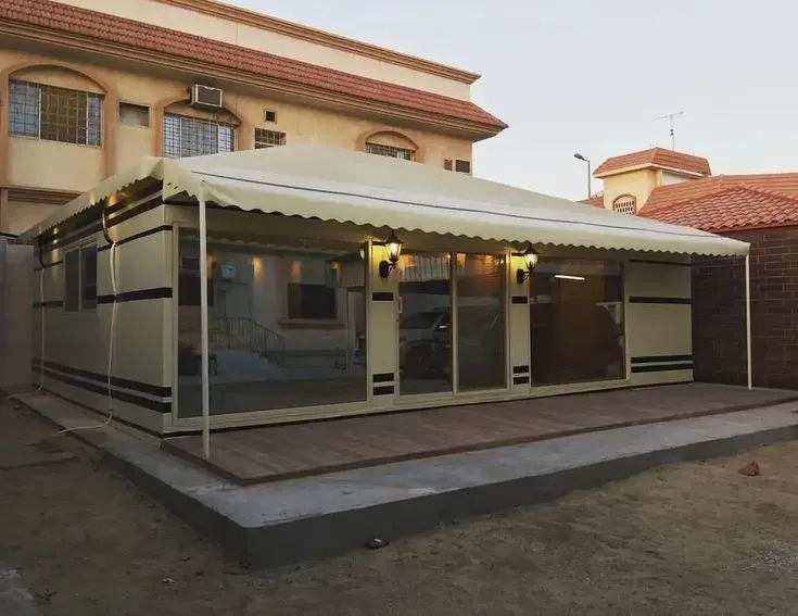 مجالس خارجية زجاجية للضيوف في جدة