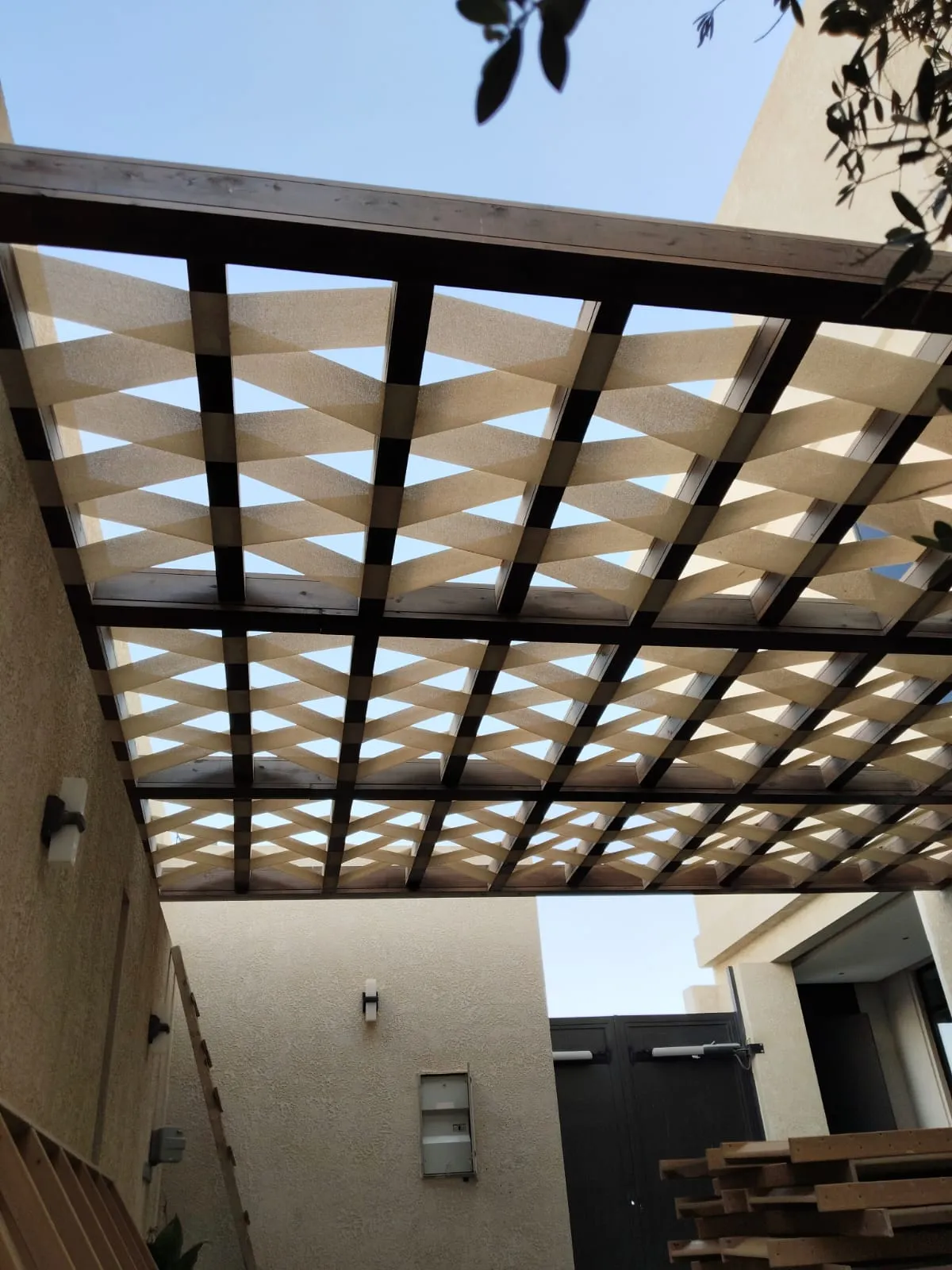 مظلات خارجية للمنازل في حي الحرزات بجدة