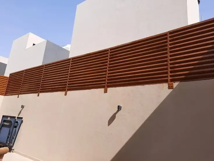 سواتر بديل الخشب: جمال الخشب ومتانة المستقبل بجدة 