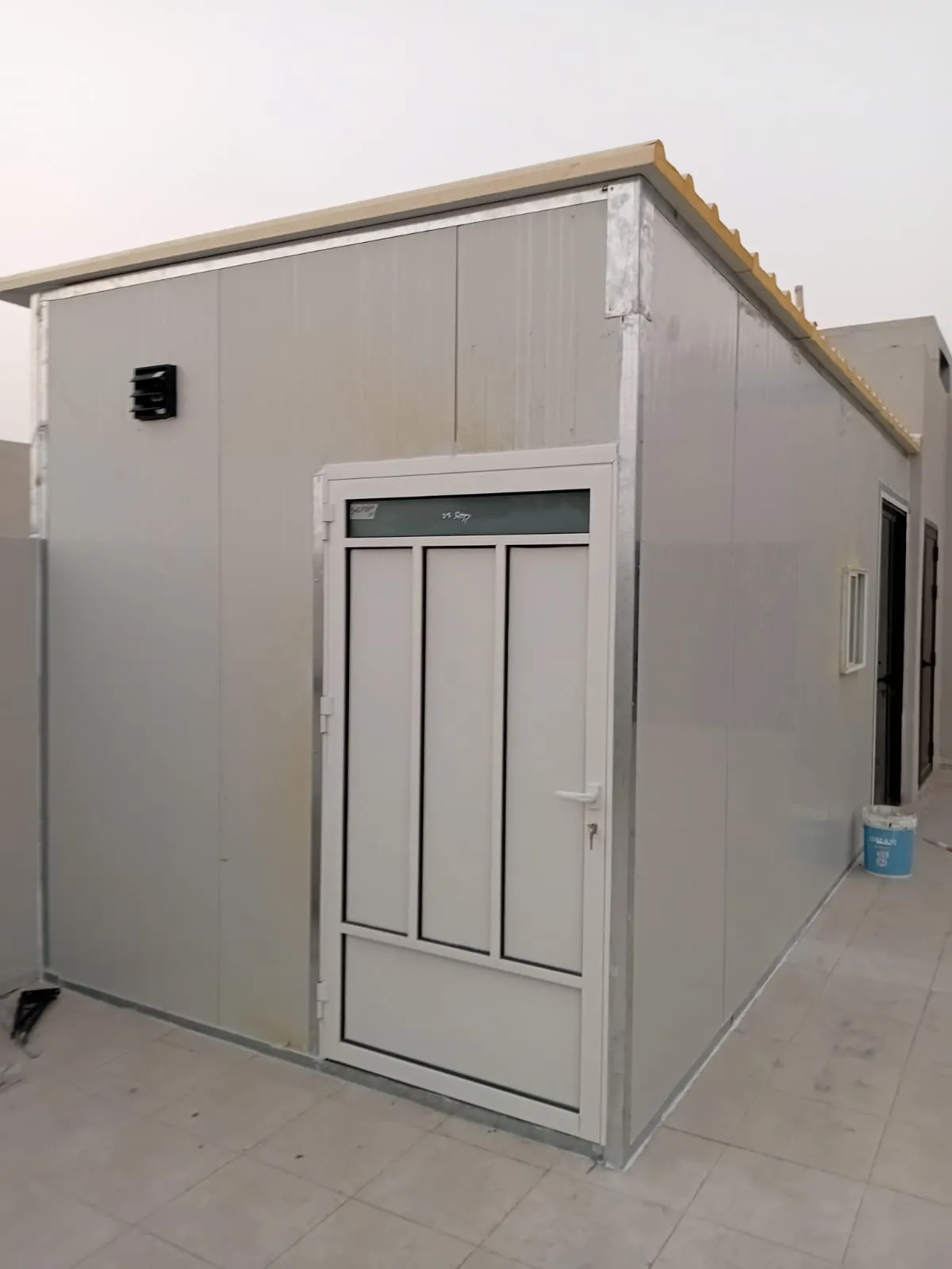 تركيب هناجر ساندوتش بانل: حلول عصرية ومتينة لتلبية احتياجاتك