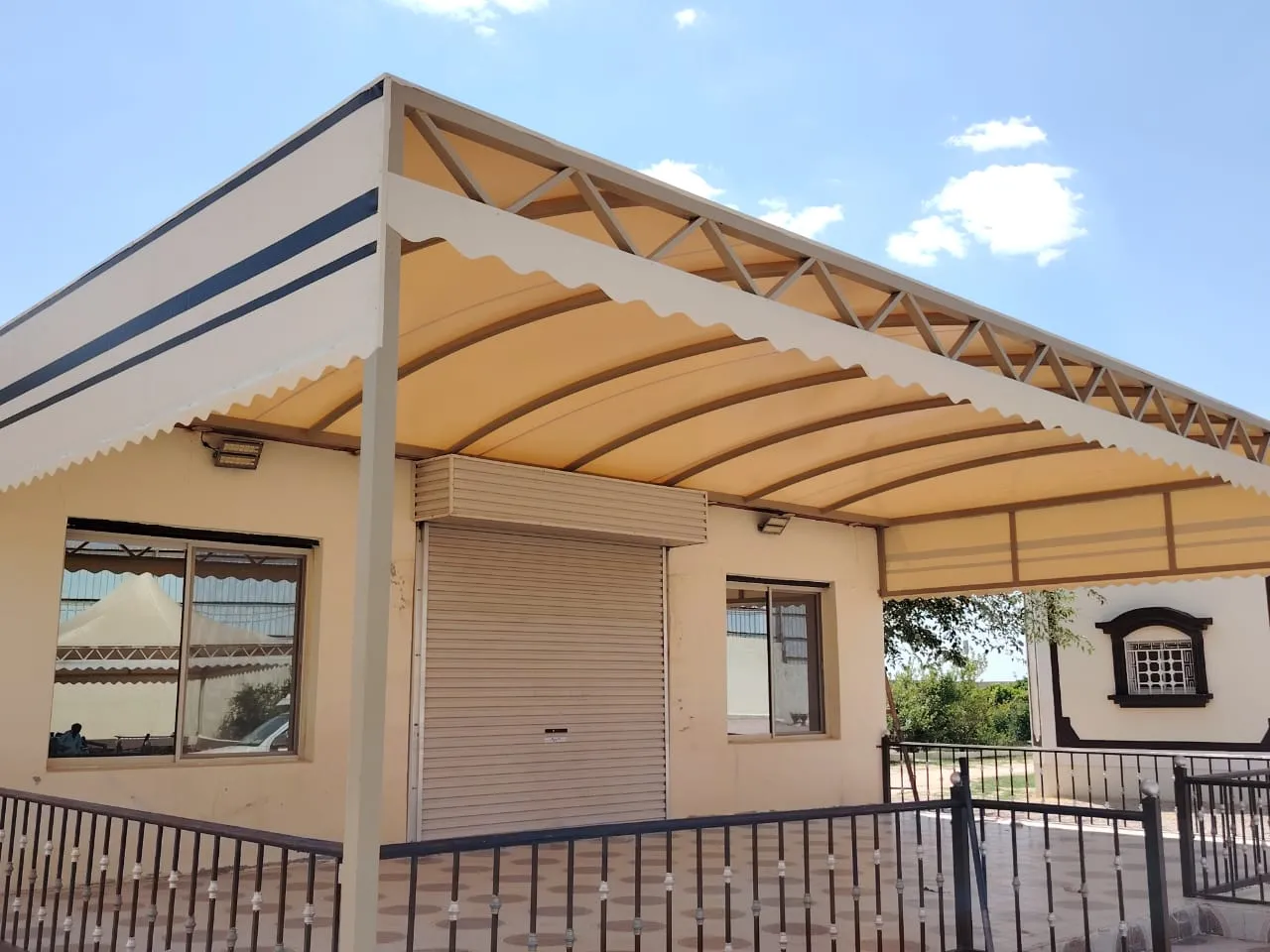 تركيب مظلات حي الحمراء: الحل الأمثل لحماية المساحات المفتوحة