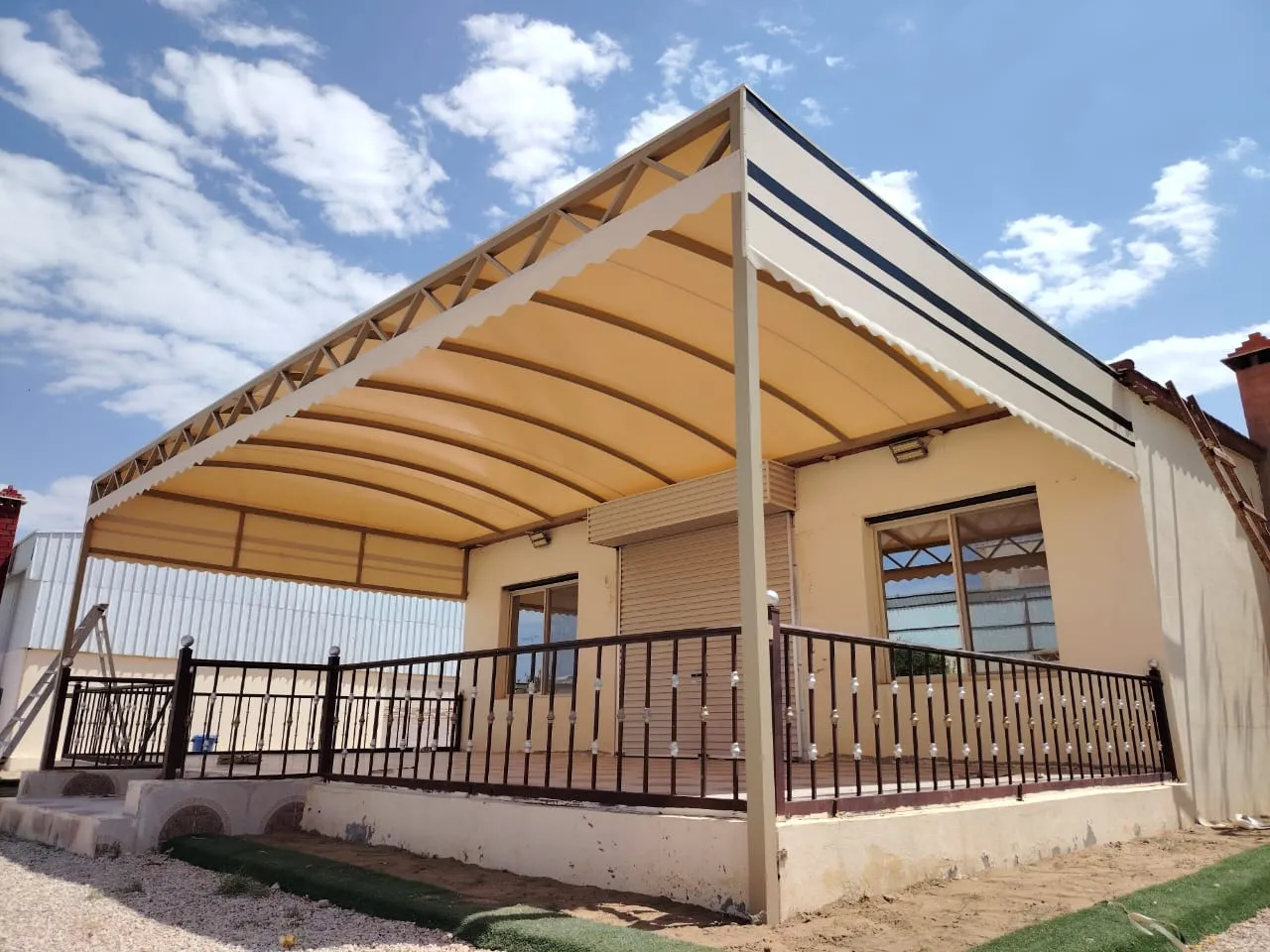 تركيب مظلات حي الحمراء: الحل الأمثل لحماية المساحات المفتوحة