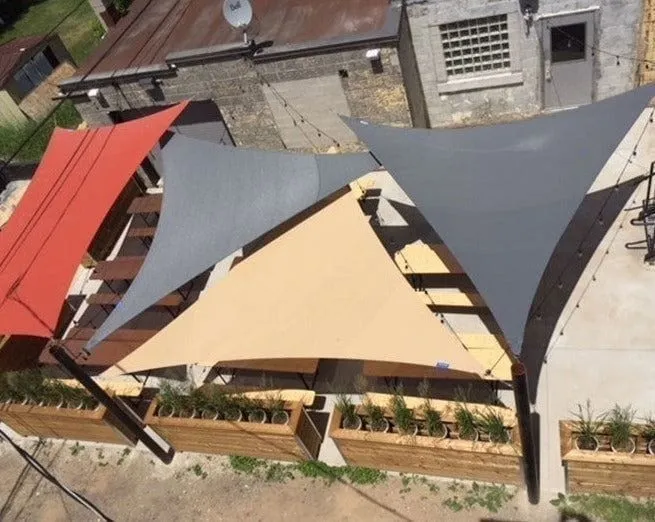 تحويل الفناء إلى واحة بجدة:للمظلات والحدائق ومظلات