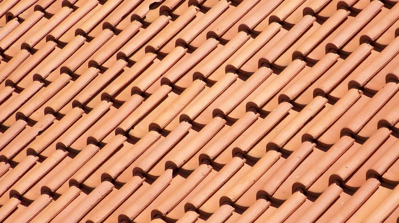 دليل تركيب قرميد الأسطح في جدة: الأنواع، الخطوات،والأسعار