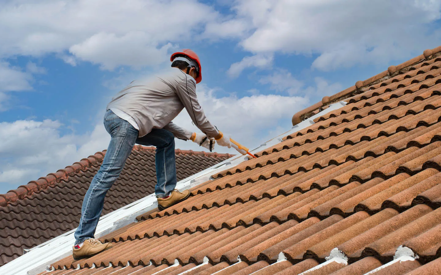 دليل تركيب قرميد الأسطح في جدة: الأنواع، الخطوات،والأسعار