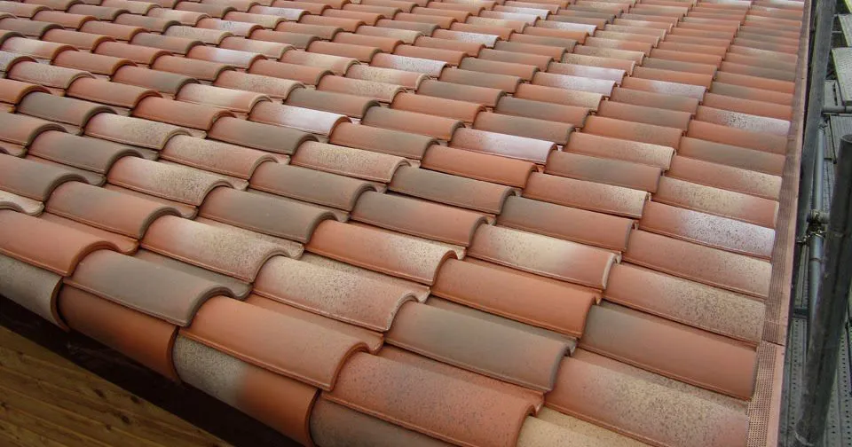 دليل تركيب قرميد الأسطح في جدة: الأنواع، الخطوات،والأسعار