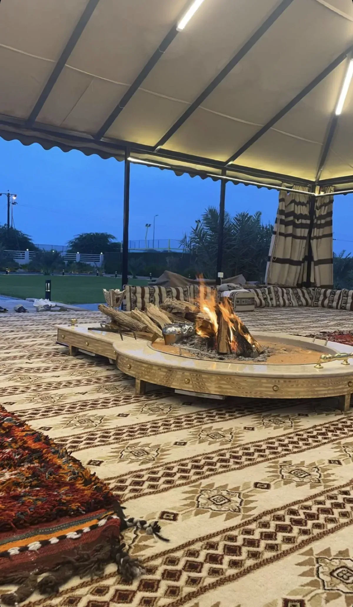 بناء خيمة زجاجية للفلل في جدة:تنفيذ بيوت شعر زجاجية مودرن